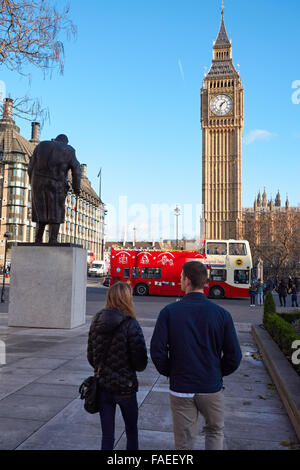 Die Bronzestatue von Winston Churchill und der Big Ben am Parliament Square in London, England, Vereinigtes Königreich UK Stockfoto