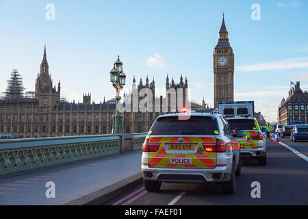 Police Sicherheitskontrolle auf Westminster Bridge, London England Vereinigtes Königreich UK Stockfoto