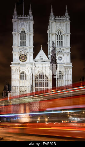 Lichtspuren links mit dem Doppeldeckerbus vorbei an Westminster Abbey in London England Vereinigtes Königreich Großbritannien Stockfoto