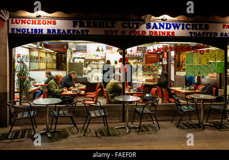 Menschen, die spät Essen im Café in der Nähe von Trafalgar Square, London England Vereinigtes Königreich UK Stockfoto