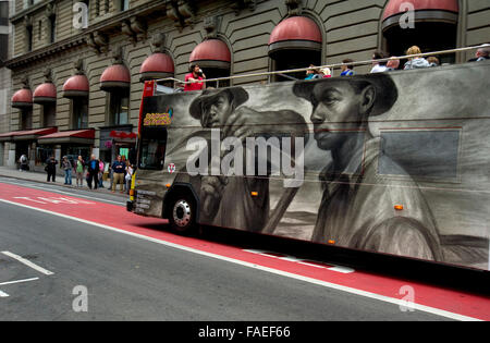 Ein Charles Wilbert, die weißen Gemälde auf der Seite eine City-Tour-Bus in San Francisco während der Veranstaltung Kunst überall wiedergegeben ist. Stockfoto