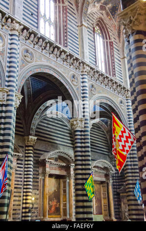 Die Kathedrale Duomo de Siena, stammt aus 1263 mit dem Baubeginn im Jahre 1215.  Es stellt ein sehr einzigartiges Design, in Stockfoto