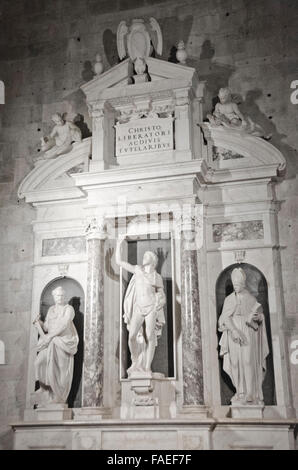 Das Innere der Kathedrale oder "Duomo di Lucca" stammt aus dem 1063 A.D., mit den meisten seiner Säulenhalle West außen begann in 12 Stockfoto