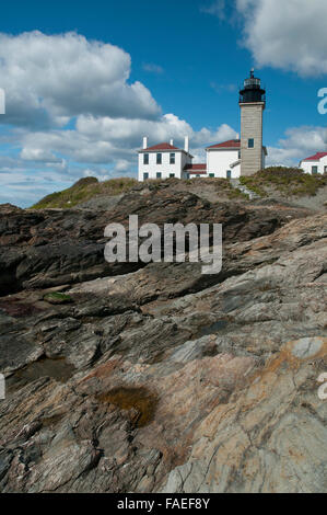 Historische Beavertail Leuchtturm über einzigartige Felsformationen, in der Nähe von Newport, Rhode Island gebaut. Stockfoto