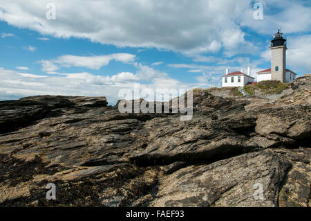 Beavertail Leuchtturm leitet Seefahrer um gefährliche Felsformationen in Rhode Island. Stockfoto