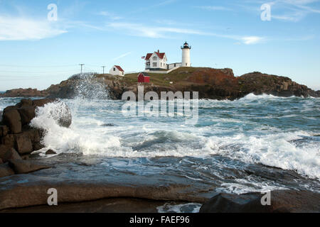 High Tide umgibt die sofort startbereit Insel Cape Neddick Leuchtturm im südlichen Maine als Wellen über felsige Küste brechen. Stockfoto