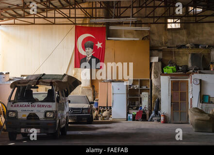 Porträt von Atatürk auf eine türkische Flagge in einem Auto reparieren Shop, Lefkosia Nicosia, Zypern Stockfoto