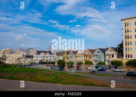 San Franciscos Alamo Park bietet einen guten Blick auf die Innenstadt und die Painted Ladies, einer bekannten Häuserzeile aus einer TV-Show. Stockfoto