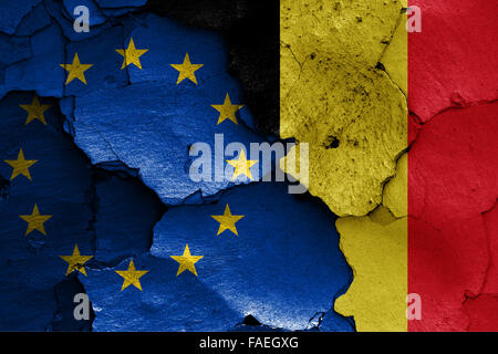 Flaggen der EU und in Belgien auf rissige Wand gemalt Stockfoto