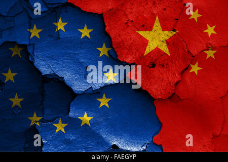 Flaggen der EU und China auf rissige Wand gemalt Stockfoto