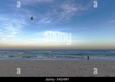 Kite-Skimboarder am Strand am späten Nachmittag. Stockfoto