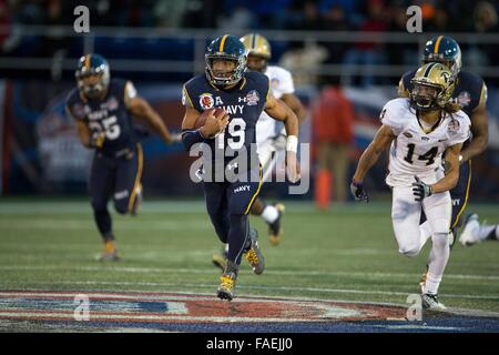 Annapolis, Maryland, USA. 28. Dezember 2015. United States Naval Academy quarterback Keenan Reynolds (19) stürzt im Mittelfeld, während der 2015 militärische Bowl Stadium Navy Marine Corps 28. Dezember 2015 in Annapolis, Maryland. Reynolds brach den Rekord der NCAA Football Unterteilung für Touchdowns mit 88 und auch die Karriere rushing Yards mit 4.559 Werften. Stockfoto