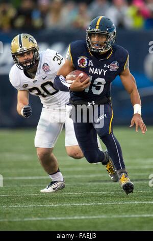 Annapolis, Maryland, USA. 28. Dezember 2015. United States Naval Academy Quarterback Keenan Reynolds (19) läuft der Ball während des 2015 militärische Bowl Stadium Navy Marine Corps 28. Dezember 2015 in Annapolis, Maryland. Reynolds brach den Rekord der NCAA Football Unterteilung für Touchdowns mit 88 und auch die Karriere rushing Yards mit 4.559 Werften. Stockfoto