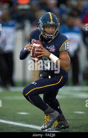 Annapolis, Maryland, USA. 28. Dezember 2015. United States Naval Academy Quarterback Keenan Reynolds (19) sucht nach einem Empfänger während der 2015 militärische Bowl Stadium Navy Marine Corps 28. Dezember 2015 in Annapolis, Maryland. Reynolds brach den Rekord der NCAA Football Unterteilung für Touchdowns mit 88 und auch die Karriere rushing Yards mit 4.559 Werften. Stockfoto