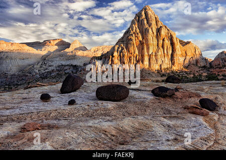 Abendlicht am Utahs Pyramide überragt diese schwarzen Lavafelsen im Capitol Reef National Park in Utah. Stockfoto