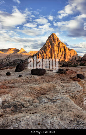 Letzten Licht auf Utahs Pyramide überragt diese schwarzen Lavafelsen im Capitol Reef National Park in Utah. Stockfoto