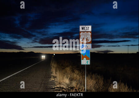 Blick nach Westen auf der historischen Route 66, Truxton AZ Stockfoto