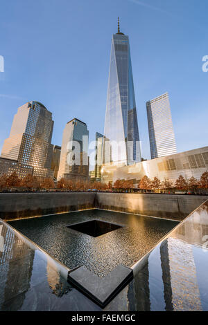 NEW YORK - USA - 20. Dezember 2015: Menschen in der Nähe von Freedom Tower und 9/11 memorial Stockfoto