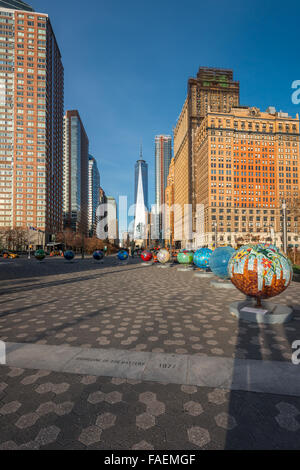 World Trade Center Tower One im Hintergrund der Battery Park in New York City. Stockfoto