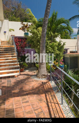 Acapulco, Mexiko: Ariden Tropengarten und Bürgersteig mexikanischen Zuhause. Stockfoto