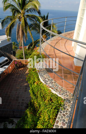 Acapulco, Mexiko: Ariden Tropengarten und Bürgersteig mexikanischen Zuhause. Stockfoto