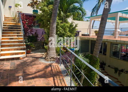 Acapulco, Mexiko: Ariden Tropengarten und Bürgersteig mexikanischen Zuhause. Stockfoto