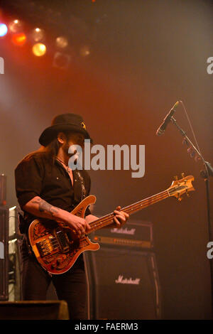 Düsseldorf, Deutschland. 30. November 2010. Sänger und Bassist der britischen Rock-Band Motörhead, Ian "Lemmy" Kilmister, führt auf seiner Gitarre während einem live-Konzert der Band am Veranstaltungsort Philipshalle in Düsseldorf, 30. November 2010. Foto: Revierfoto/Dpa/Alamy Live News Stockfoto