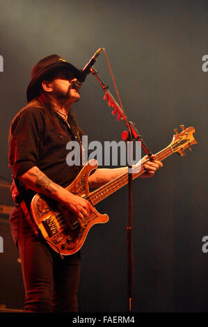 Düsseldorf, Deutschland. 30. November 2010. Sänger und Bassist der britischen Band Motörhead, Ian "Lemmy" Kilmister, führt auf seiner Gitarre während einem live-Konzert der Band am Veranstaltungsort Philipshalle in Düsseldorf, 30. November 2010. Foto: Revierfoto/Dpa/Alamy Live News Stockfoto