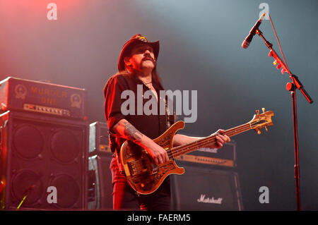 Düsseldorf, Deutschland. 30. November 2010. Sänger und Bassist der britischen Band Motörhead, Ian "Lemmy" Kilmister, führt auf seiner Gitarre während einem live-Konzert der Band am Veranstaltungsort Philipshalle in Düsseldorf, 30. November 2010. Foto: Revierfoto/Dpa/Alamy Live News Stockfoto