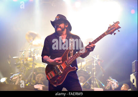 Düsseldorf, Deutschland. 30. November 2010. Sänger und Bassist der britischen Band Motörhead, Ian "Lemmy" Kilmister, führt auf seiner Gitarre während einem live-Konzert der Band am Veranstaltungsort Philipshalle in Düsseldorf, 30. November 2010. Foto: Revierfoto/Dpa/Alamy Live News Stockfoto