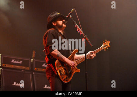 Düsseldorf, Deutschland. 30. November 2010. Sänger und Bassist der britischen Band Motörhead, Ian "Lemmy" Kilmister, führt auf seiner Gitarre während einem live-Konzert der Band am Veranstaltungsort Philipshalle in Düsseldorf, 30. November 2010. Foto: Revierfoto/Dpa/Alamy Live News Stockfoto