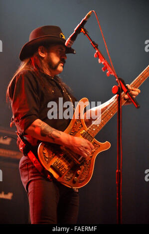 Düsseldorf, Deutschland. 30. November 2010. Sänger und Bassist der britischen Band Motörhead, Ian "Lemmy" Kilmister, führt auf seiner Gitarre während einem live-Konzert der Band am Veranstaltungsort Philipshalle in Düsseldorf, 30. November 2010. Foto: Revierfoto/Dpa/Alamy Live News Stockfoto