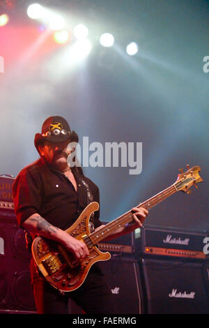 Düsseldorf, Deutschland. 30. November 2010. Sänger und Bassist der britischen Band Motörhead, Ian "Lemmy" Kilmister, führt auf seiner Gitarre während einem live-Konzert der Band am Veranstaltungsort Philipshalle in Düsseldorf, 30. November 2010. Foto: Revierfoto/Dpa/Alamy Live News Stockfoto