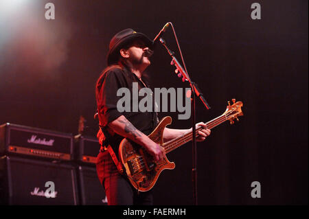 Düsseldorf, Deutschland. 30. November 2010. Sänger und Bassist der britischen Band Motörhead, Ian "Lemmy" Kilmister, führt auf seiner Gitarre während einem live-Konzert der Band am Veranstaltungsort Philipshalle in Düsseldorf, 30. November 2010. Foto: Revierfoto/Dpa/Alamy Live News Stockfoto