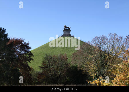 Die Statue eines Löwen auf der Löwen Hügel gebaut, auf dem Schlachtfeld von Waterloo. Stockfoto