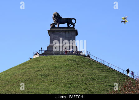 Den Löwenhügel bei Waterloo Belgien mit Ultraleichtflugzeug im Hintergrund. Die Statue eines Löwen auf den Löwenhügel Stockfoto