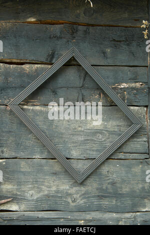 alten leeren Rahmen an der Wand aus Holz. Stockfoto