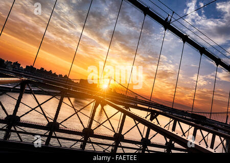 New York City, USA, in den frühen Morgenstunden von der berühmten Brooklyn Bridge, Blick auf Manhattan Brücke Stockfoto