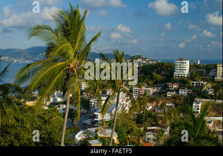 Blick auf die Bucht von Acapulco und die alte Quebrada Nachbarschaft von Acapulco, Mexiko Stockfoto