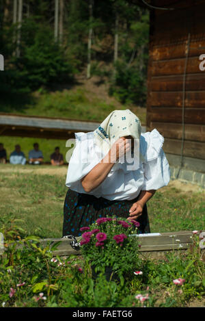 eine Frau auf den Knien zu beten Stockfoto