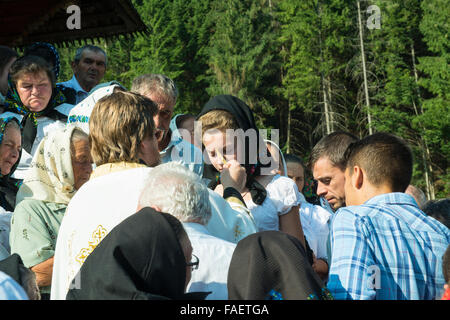 Priester mit Gläubigen in einem kirchlichen Funktion im freien Stockfoto