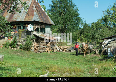 Blick auf einem traditionellen Holzhaus in Breb, Rumänien Stockfoto