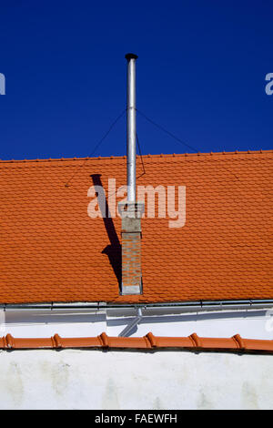 Auf dem Dach mit Zinn und gemauerten Schornstein Stockfoto