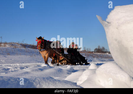 Mohe, Chinas Provinz Heilongjiang. 29. Dezember 2015. Ein Polizist reitet auf einem Pferdeschlitten auf einer Patrouille in Beiji Dorf von Mohe County, dem nördlichsten Landkreis von China, im Nordosten Chinas Provinz Heilongjiang, 29. Dezember 2015. Bildnachweis: Chu Fuchao/Xinhua/Alamy Live-Nachrichten Stockfoto