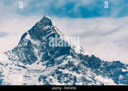 Die Machhapuchhre (Fischschwanz) in der Annapurna Region Nepal. Film-Emulation-Filter angewendet. Stockfoto