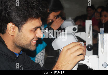 Schüler arbeiten in Biologie-Labor mit Mikroskop Stockfoto