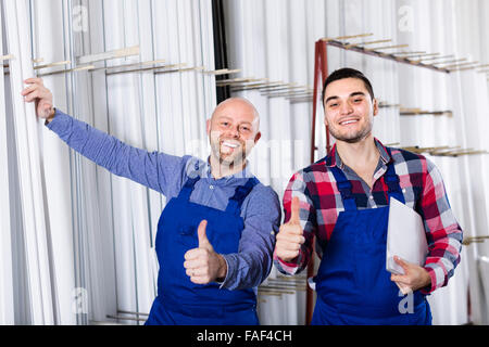 Zwei freundlich lächelnde Arbeiter Produktion Plan Übererfüllung werkseitig zu genießen Stockfoto