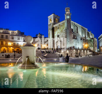 Europa, Spanien, Extremadura, Trujillo, Nacht Blick auf Plaza Mayor Stadtplatz und Kirche San Martin mit Brunnen im Vordergrund Stockfoto