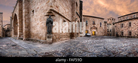 Spanien, Extremadura Viertel, Cáceres, Plaza de Santa Maria, die Statue des San Pedro und der Templo de Santa Maria Stockfoto