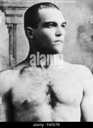 Vintage Foto von US-amerikanischer Boxer James J Jeffries - Weltmeister im Schwergewicht von 1899 bis 1905. Jeffries (1875-1953), den Spitznamen "The Boilermaker", gewann den WM-Titel durch Ausschlagen Titelverteidiger Bob Fitzsimmons am 9. Juni 1899 in Brooklyn, New York, und verteidigt die Krone mehrmals vor dem Schlafengehen ungeschlagen in 1905. Er machte ein Comeback in den sogenannten "Kampf des Jahrhunderts" gegen Jack Johnson, der erste schwarze Schwergewichts-Weltmeister, in Reno, Nevada, am 4. Juli 1910, aber wurde stichhaltig geschlagen und der Kampf wurde in der 15. Runde gestoppt. Stockfoto